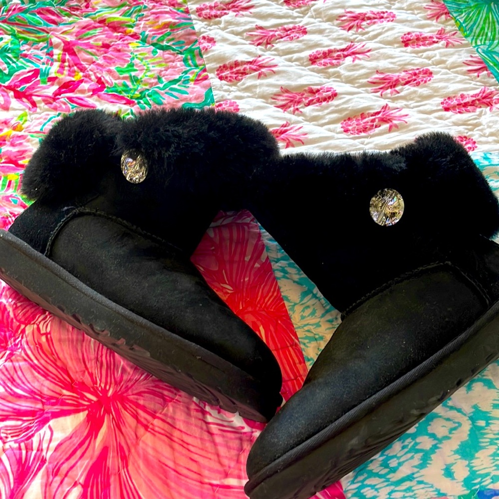 Black shirt Bailey UGGs
